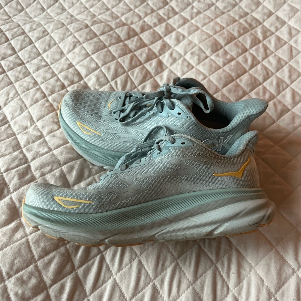 Hoka Clifton 9s, women’s light blue size 7 US